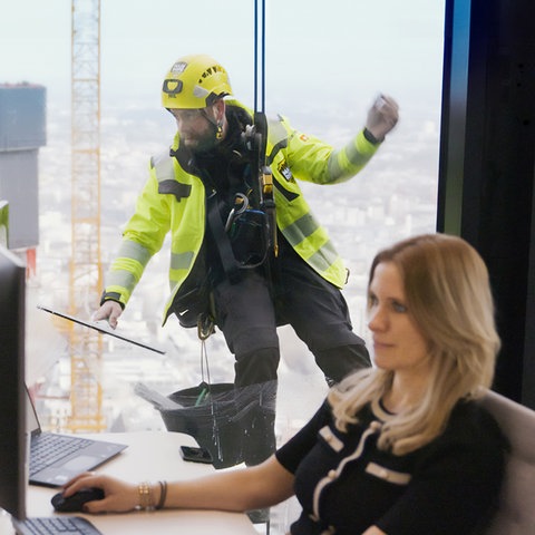 Ein Fensterputzer bei der Arbeit am Frankfurter Omniturm. 