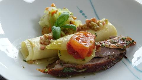Lammschulter aus dem Ofen mit Ricotta-Cannelloni und Apfel-Lauch-Salat