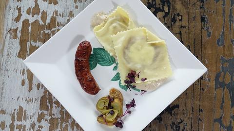 Lammbratwurst mit Ricotta-Rhabarber-Ravioli und Apfelweinschaum