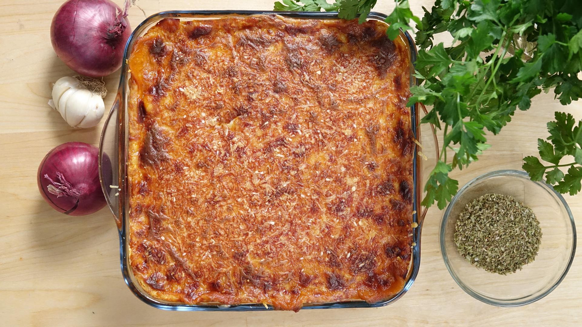 Rezept: Moussaka mit veganem Hackfleisch | hr-fernsehen.de | Kochs anders