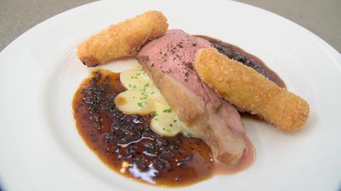 Rosa Kalbstafelspitz mit Schwarzwurzeln à la Crème, Kartoffelkroketten und Trüffel- Sosse