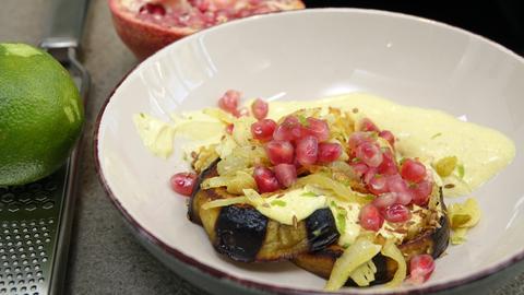 Geröstete Auberginen mit Curry- Joghurt, Zwiebel- Mandel- Chutney und Granatapfelkernen