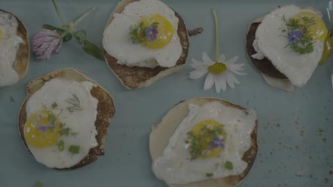 Blinis mit Kräuter-Schmand und Wachtelspiegeleiern