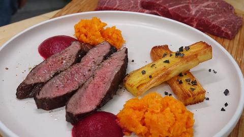 Christians Gericht Flat Iron Steak mit Kartoffel Pavé und Rote Beete Espuma.