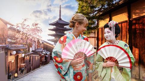 Nina Heins und eine Geisha lächeln sich zu. Im Hintergrund ist Kyoto zu sehen.