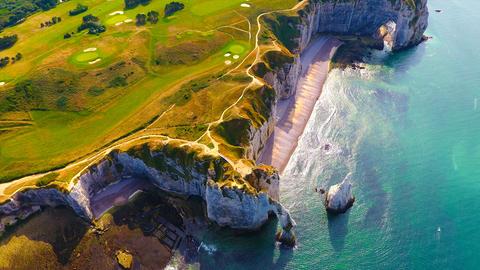 Die Die Falaise d'Etretat, eine Felsformation, im frühabendlichem Licht am Ärmelkanal aus der Luft fotografiert.