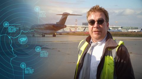 Der Airport Duty Manager steht bei sonnigem Wetter auf dem Rollfeld des Frankfurter Flughafen.