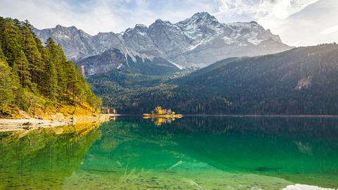 Türkiser See, im Hintergrund erstrecken sich die Alpen