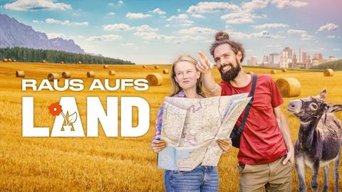 In der Altmark planen Andy und Lisa auf einem Vierseithof ein riesiges Projekt, neben ihn steht der Esel von Bild zur Dokuserie: Raus aufs Land, Staffel 3