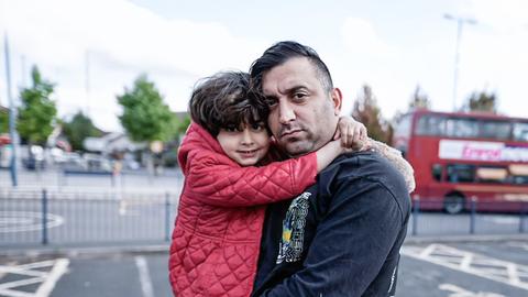 Vater hält seine Tochter im Arm