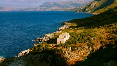 Ein verlassenes kleines Haus auf der italienischen Insel Sizilien. 