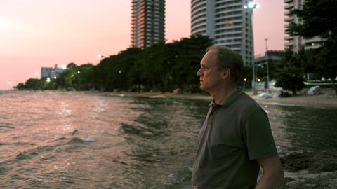 Holger (Ulrich Tukur) schaut aufs Meer