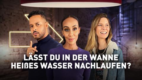 Das Rateteam mit Cossu, Hadnet Tesfai und Eva Briegel (vli.), rechts Moderator Roberto Cappelluti (Collage). Text mit Frage: Lässt du in der Wanne heißes Wasser nachlaufen?