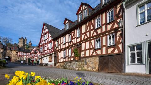 Blick auf das Stadttor und das Schloss Braunfels.