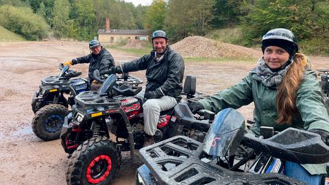 Tobi Kämmerer (Mitte) auf dem Männerspielplatz in Großalmerode bei einer Outdoor-Quad Tour mit den Tour-Leitern Carolyn Jeziorek und Frank Anacker.