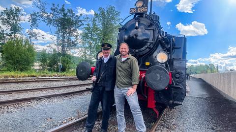 Tobi Kämmerer (re.) vor dem “Rhön-Zügle” mit dem Vereinsvorsitzenden Lothar Huber.