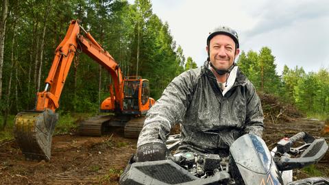 Tobi Kämmerer fährt Outdoor-Quad, im Hintergrund ein Bagger.