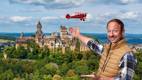 Tobi Kämmerer vor der Kulisse des Braunfelser Schlosses, am Himmel ein Doppeldecker-Flugzeug (Collage).