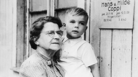 Hans Coppi junior in den Armen seiner Großmutter, bei der er nach der Hinrichtung seiner Eltern, Hans und Hilde Coppi, die beide in der "Roten Kapelle" aktiv gewesen waren, aufwuchs.