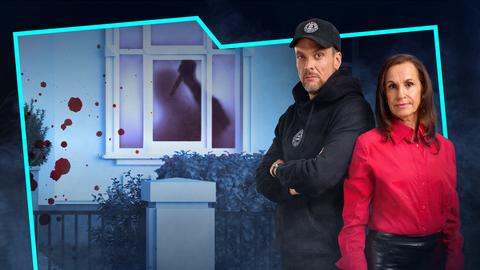 Das Verurteilt-Duo, Heike Boroufka und Basti Red, vor einer Villa, in der durch das Fenster ein Mord zu erkennen ist. Im Vordergrund Blutspritzer.