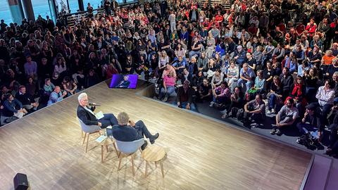 Büchtertalk-Moderatorin Bärbel Schäfer (li.) und Gast Thomas Gottschalk auf der Literaturbühne der Frankfurter Buchmesse 2024.