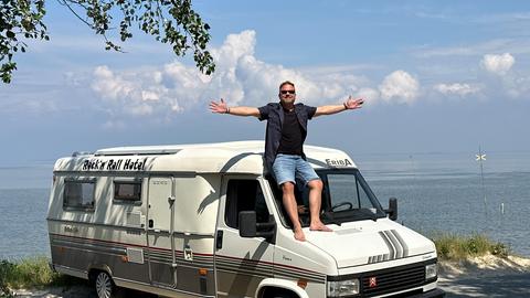 Camping-Fan Friso Richter mit seinem Wohnmobil “Pamela” an der Ostsee.