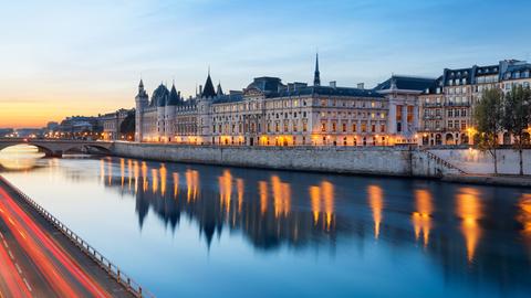 Blick von der Seine in Paris auf die prachtvollen Gebäude der Conciergerie.