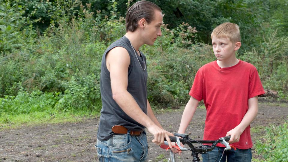 der junge fahrt mit dem fahrrad