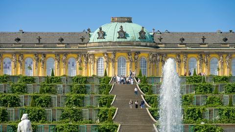 Deutschlands Welterbe sind vielseitig und touristische Anziehungspunkte für viele Regionen. Der Film zeigt Besonder- und Eigenheiten ausgewählter Welterbe, quer durch die Republik. - Schloss Sanssouci in Potsdam.