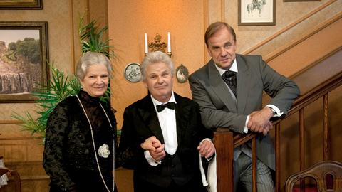 Karl Garff (Butler "Schorsche"), Eva-Maria Keller (Miss Sophie) und Sprecher Hubertus Meyer-Burckhardt.