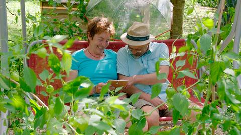 Renate Hudak und Harald Harazim beim Anschauen alter Fotos.