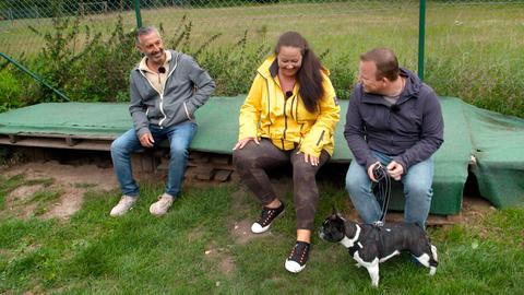 Coach Andreas Ohligschläger (l) zusammen mit Tanja (M) und André und ihrer französischen Bulldogge Ella.