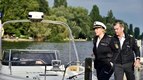 Nele Fehrenbach (Floriane Daniel, l.) und ihr Kollege Andreas Rambach (Ole Puppe, r.) im Einsatz.