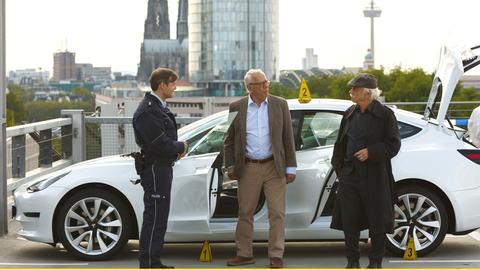 Parkhaus Parkdeck: Die Chefin eines Pharmaunternehmens wird erdrosselt in Ihrem Auto aufgefunden – Benz (Dominik Klingenberg, l.) bringt Günther (Peter Lerchbäumer, M.), Edwin (Tilo Prückner, r.) auf den neuesten Stand.