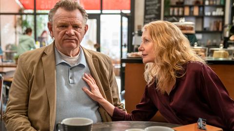 Als Scott (Brendan Gleeson) über ein homosexuelles Paar am Nachbartisch redet, tappt er mit seinen Ansichten über Männlichkeit bei seiner Noch-Frau Ellen (Patricia Clarkson) ins Fettnäpfchen.