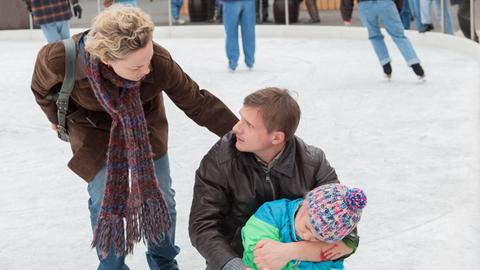 Katja und Martin (Florian Lukas, M.) eilen Anna (Hedda Erlebach, r.) zu Hilfe, die beim Schlittschuhlaufen gestürzt ist.