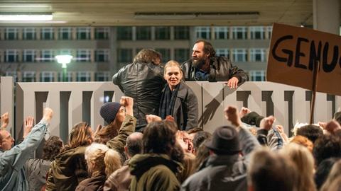 Demonstranten stürmen die Stasizentrale, auch Vera (Anna Loos, M.) ist unter ihnen.