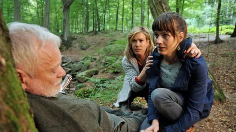  Klaras (Wolke Hegenbarth, 2.v.r.) Freundin Kati (Sophie Lutz, r.) macht einen schrecklichen Fund: Ihr Onkel Werner (Komparse, l.) sitzt mit einem Messer in der Brust, an einen Baum gelehnt.