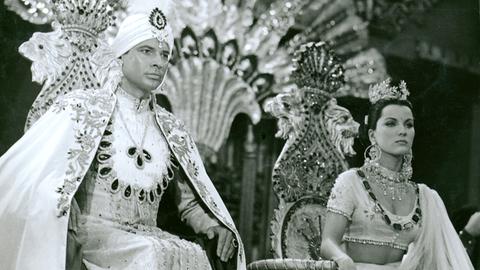 Der Maharadscha Chandra (Walter Reyer) und seine Frau Seetha (Debra Paget).