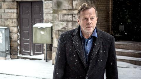 Kommissar Wallander (Krister Henriksson) auf verschneiter Straße