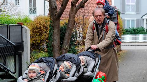 Als Babysitter für 4 Kleinkinder hatte Jakob (Günther Maria Halmer) sich sein Leben im Ruhestand nicht vorgestellt.