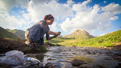 Im Sommer ziehen die Bewohner des Dorfes Durankaya-Silehi in die Berge nahe Hakkari hoch. Hier ist es kühl und die Weiden sind saftig-grün bis in den Herbst hinein. Seher Çelik mag das Leben auf der Sommeralm nicht so gerne – besonders im eiskaltem Flusswasser Geschirr spülen macht ihr keinen Spaß.