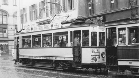 Schwarz-weiß-Foto der Kasseler Straßenbahn der Linie 1, 1937.