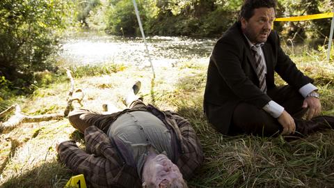 Detective Mike Shepherd (Neill Rea) kommt mit dem Auftrag nach Brokenwood, den Tod des Farmers Nate Dunn (Chris Sherwood) aufzuklären.