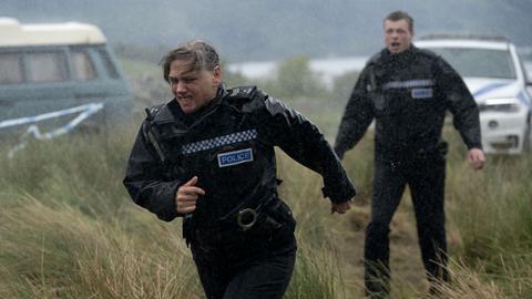 Die einheimische Polizistin Josie Fraser (Neve McIntosh) und ihr Kollege Duncan Mcinney (Stuart Campbell) versuchen den Tatendrang von Dr. Hunter zu bremsen.