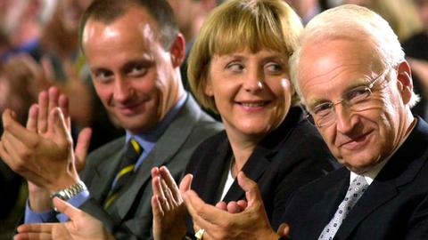 CDU-Fraktionschef Friedrich Merz, CDU-Chefin Angela Merkel und Unions-Kanzlerkandidat Edmund Stoiber (v.l.n.r.) bei einer Veranstaltung in Berlin, 2002.