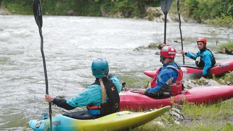 Mischa Mindiaschwili (Bildmitte) ist der Kayak Pionier Georgiens. Seit 20 Jahren ist Wildwasser seine Leidenschaft. Gemeinsam mit Freunden erkundet er zum ersten Mal den wilden Tekhuri Fluss. Der reißende Fluss verspricht Adrenalin nach Mishas Geschmack.