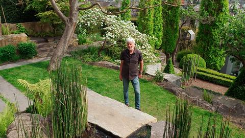 Im Garten sind für Peter Berg nur vier Dinge wichtig: Wasser, Steine, Pflanzen und Boden.