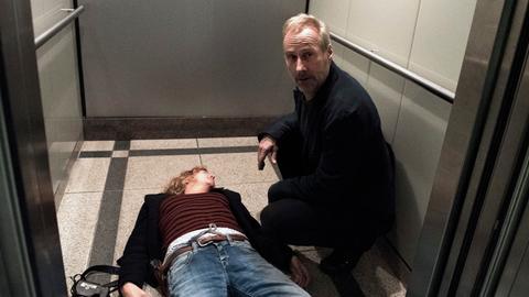 Kommissar Paul Brix findet seine Kollegin Anna Janneke bewusstlos in einem Aufzug.