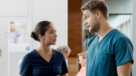 Sofia (Olivia Papoli-Barawati, l.) und Mikko (Luan Gummich, r.) besprechen den weiteren Behandlungsverlauf ihrer Patientin.